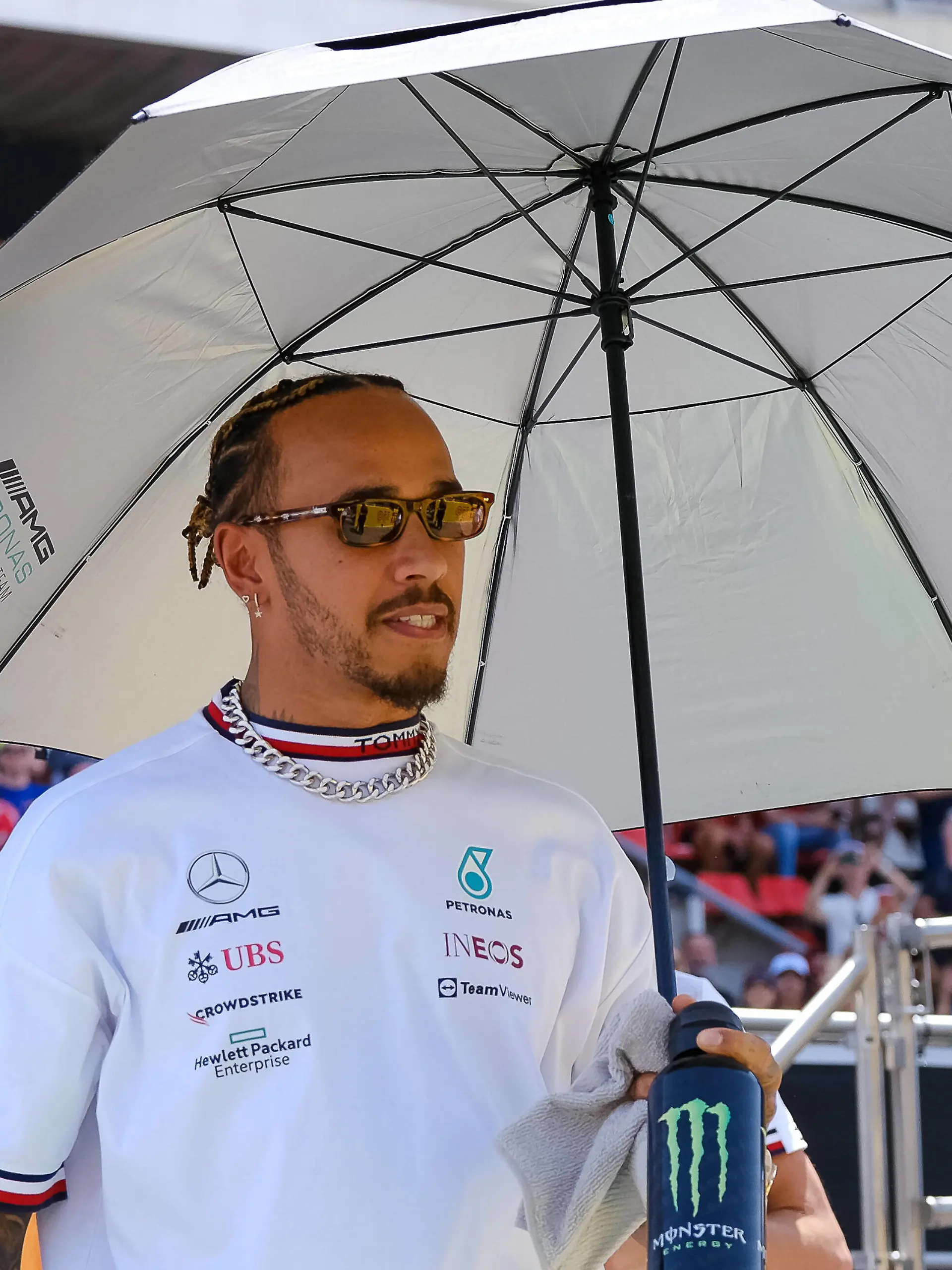 Lewis Hamilton UK, Mercedes AMG Petronas F1 Team, 44 mit Sonnenschirm, ESP, Formula One Pirelli Gran Premio de Espana, Formel 1, Sunday, Saison 2022, 22.05.2022, ESP, Formula One Pirelli Gran Premio de Espana, Formel 1, Sunday, Saison 2022, 22.05.2022, Barcelona *** Lewis Hamilton UK, Mercedes AMG Petronas F1 Team, 44 with parasol, ESP, Formula One Pirelli Gran Premio de Espana, Formula 1, Sunday, season 2022, 22 05 2022, ESP, Formula One Pirelli Gran Premio de Espana, Formula 1, Sunday, season 2022, 22 05 2022, Barcelona Copyright: xEibner-Pressefotox EP_EER 