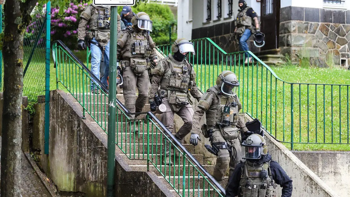 23.05.2022, Nordrhein-Westfalen, Lüdenscheid: Ein Spezialeinsatzkommando der Polizei im Einsatz. 
Nach dem tödlichen Schuss auf einen 40-Jährigen bei einer Kirmes in Lüdenscheid haben die Ermittler am Montagabend einen Mann gefast. Laut gemeinsamer Mitteilung von Polizei und Staatsanwaltschaft haben Spezialkräfte den Tatverdächtigen in Lüdenscheid festgenommen und seine Wohnung durchsucht. Foto: Alex Talash/dpa +++ dpa-Bildfunk +++