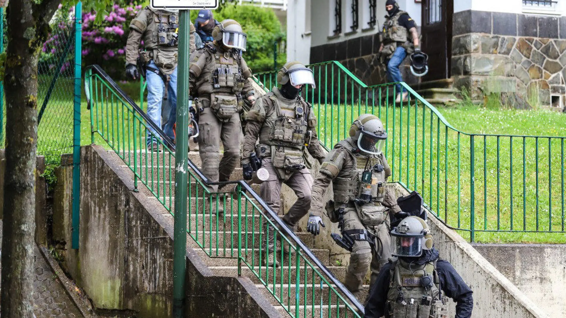 23.05.2022, Nordrhein-Westfalen, Lüdenscheid: Ein Spezialeinsatzkommando der Polizei im Einsatz.
Nach dem tödlichen Schuss auf einen 40-Jährigen bei einer Kirmes in Lüdenscheid haben die Ermittler am Montagabend einen Mann gefast. Laut gemeinsamer Mitteilung von Polizei und Staatsanwaltschaft haben Spezialkräfte den Tatverdächtigen in Lüdenscheid festgenommen und seine Wohnung durchsucht. Foto: Alex Talash/dpa +++ dpa-Bildfunk +++