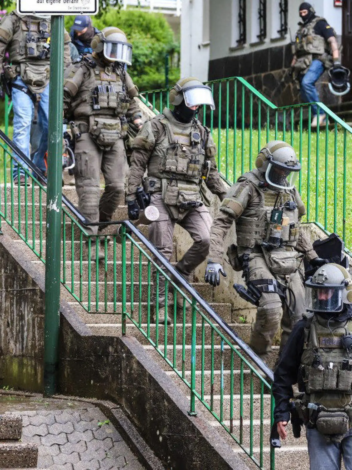23.05.2022, Nordrhein-Westfalen, Lüdenscheid: Ein Spezialeinsatzkommando der Polizei im Einsatz. 
Nach dem tödlichen Schuss auf einen 40-Jährigen bei einer Kirmes in Lüdenscheid haben die Ermittler am Montagabend einen Mann gefast. Laut gemeinsamer Mitteilung von Polizei und Staatsanwaltschaft haben Spezialkräfte den Tatverdächtigen in Lüdenscheid festgenommen und seine Wohnung durchsucht. Foto: Alex Talash/dpa +++ dpa-Bildfunk +++
