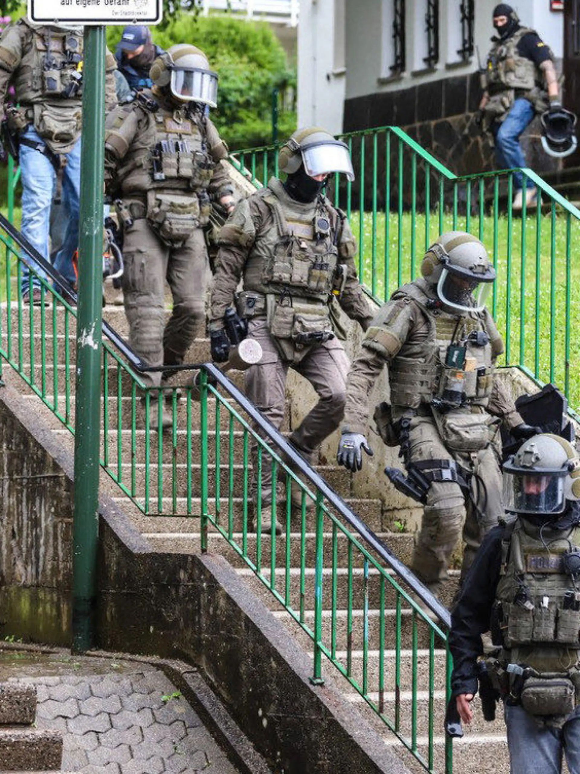 23.05.2022, Nordrhein-Westfalen, Lüdenscheid: Ein Spezialeinsatzkommando der Polizei im Einsatz. 
Nach dem tödlichen Schuss auf einen 40-Jährigen bei einer Kirmes in Lüdenscheid haben die Ermittler am Montagabend einen Mann gefast. Laut gemeinsamer Mitteilung von Polizei und Staatsanwaltschaft haben Spezialkräfte den Tatverdächtigen in Lüdenscheid festgenommen und seine Wohnung durchsucht. Foto: Alex Talash/dpa +++ dpa-Bildfunk +++