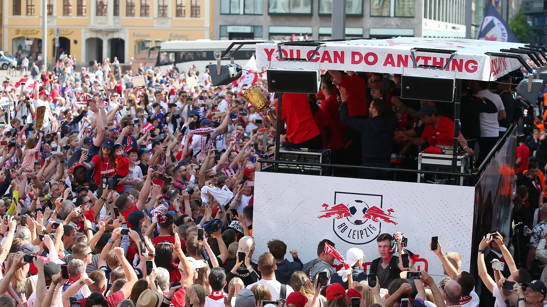  RB Leipzig feiert Pokalsieg / 22.05.2022 Leipzig, 22.05.2022, Siegeszug, Fussball, Pokalsieg, Die Mannschaft von RB Leipzig, DFB Pokalsieger 2022, feiert mit den Fans den gestrigen Sieg. , *** RB Leipzig celebrates cup victory 22 05 2022 Leipzig, 22 05 2022, victory march, football, cup victory, The team of RB Leipzig, DFB Pokalsieger 2022, celebrates with fans yesterdays victory ,