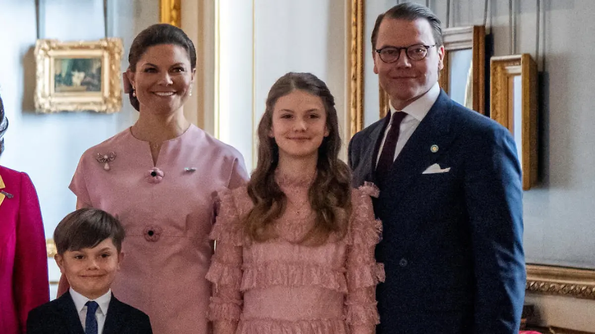 Princess Sofia, Prince Carl Philip, Queen Mary, King Frederick X, King Carl XVI Gustaf, Queen Silvia, Prince Oscar, Crown Princess Victoria, Princess Estelle and Prince Daniel pose for a family picture at the Royal Palace in Stockholm, Sweden, May 6, 2024. Ritzau Scanpix/Ida Marie Odgaard via REUTERS ATTENTION EDITORS - THIS IMAGE WAS PROVIDED BY A THIRD PARTY. DENMARK OUT. NO COMMERCIAL OR EDITORIAL SALES IN DENMARK.