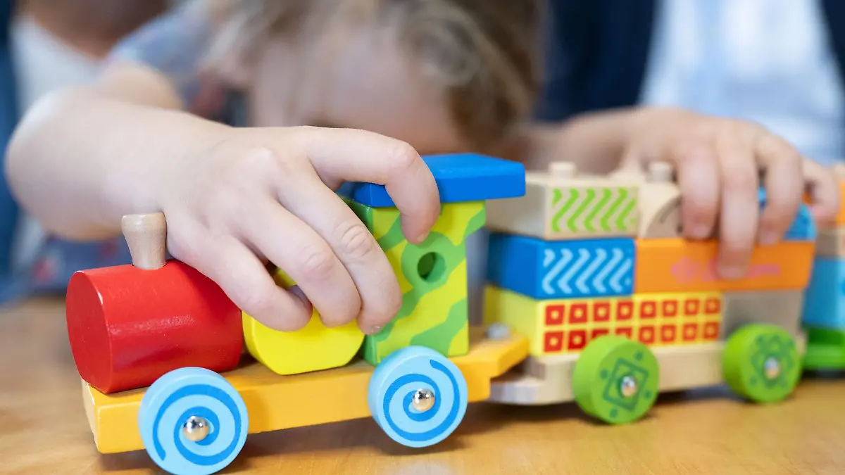 Kinder spielen im Rahmen eines Pressetermins in einer Kindertagespflege.