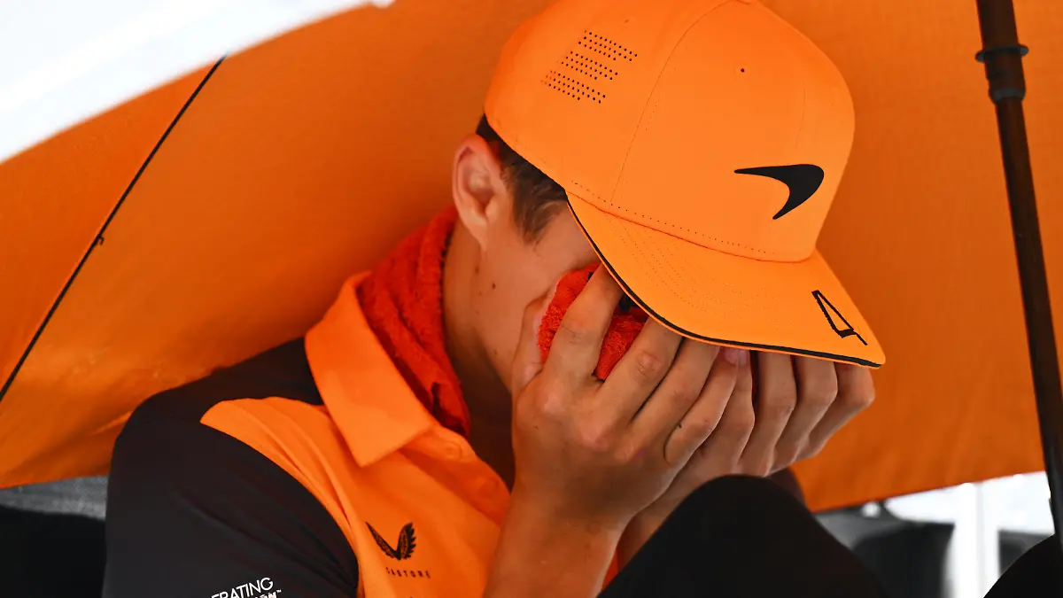 BARCELONA, SPAIN - MAY 22: Lando Norris of Great Britain and McLaren reacts to the heat on the drivers parade with a cool pack on his face prior to the F1 Grand Prix of Spain at Circuit de Barcelona-Catalunya on May 22, 2022 in Barcelona, Spain. (Photo by Clive Mason/Getty Images)