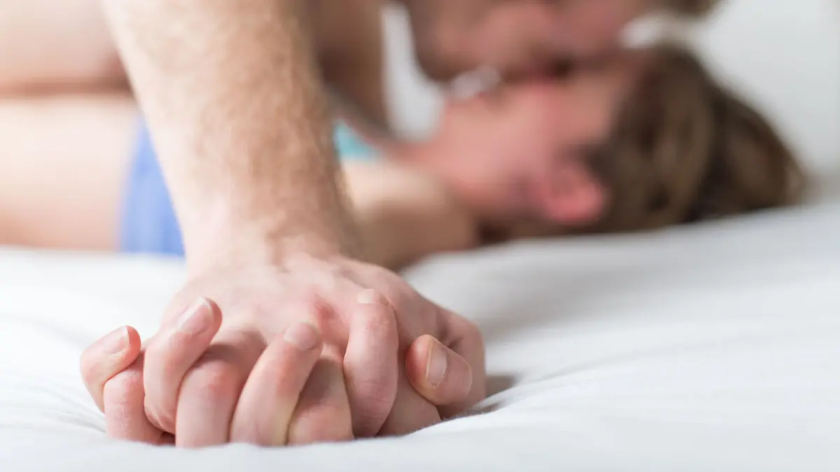 Wer Frühlingskribbeln verspürt, sollte seinen Partner überraschen, empfiehlt die Sexualtherapeutin. Wie wäre es etwa, für eine Nacht ein Hotelzimmer zu mieten und Massageöl einzupacken?