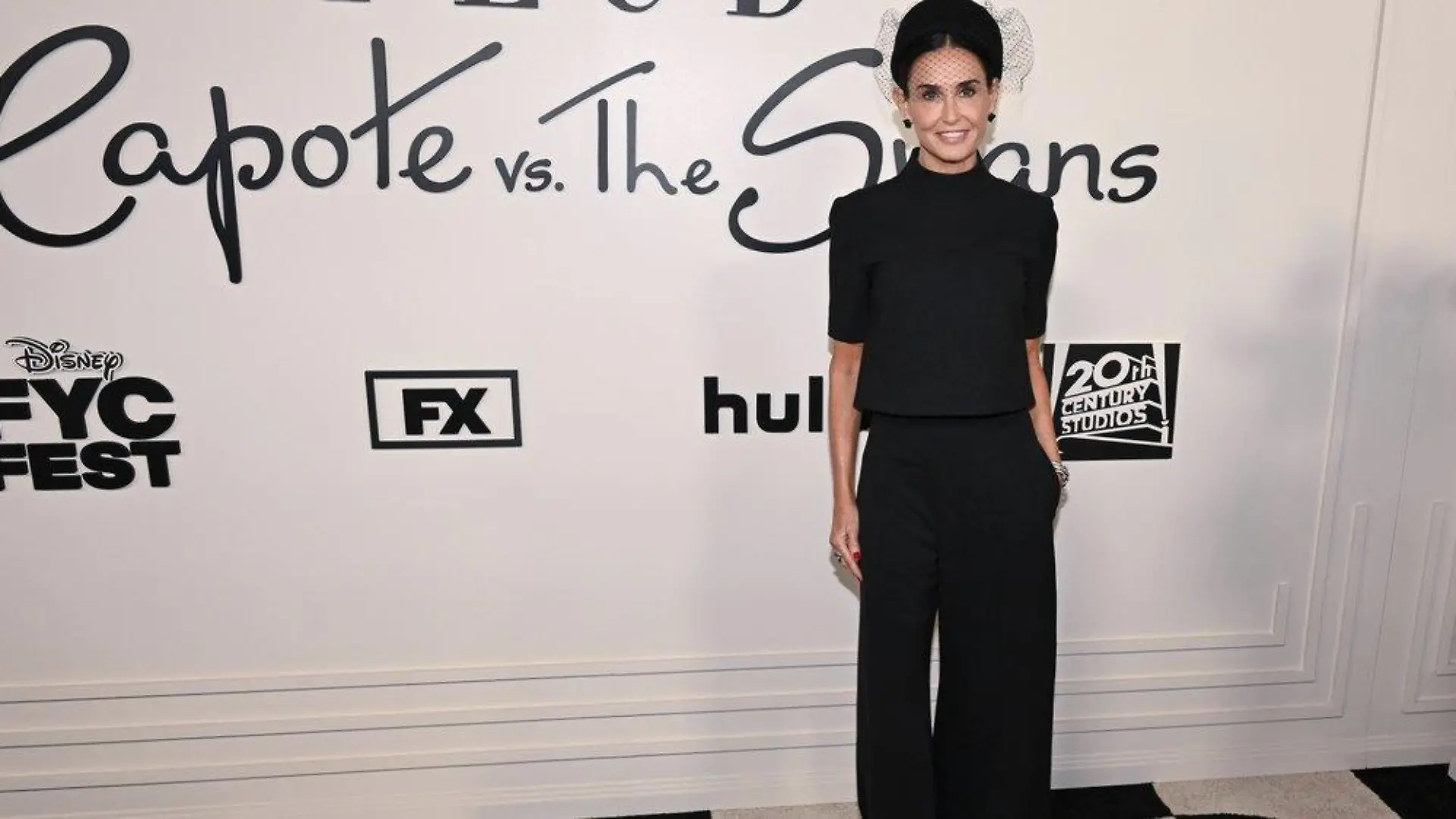 Mit Hut: Schauspielstar Demi Moore zeigt sich im Retro-Look