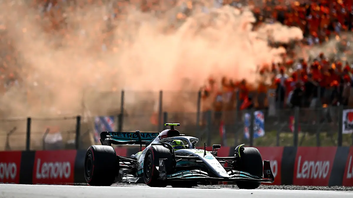 BARCELONA, SPAIN - MAY 22: Lewis Hamilton of Great Britain driving the (44) Mercedes AMG Petronas F1 Team W13 on track during the F1 Grand Prix of Spain at Circuit de Barcelona-Catalunya on May 22, 2022 in Barcelona, Spain. (Photo by Clive Mason/Getty Images)