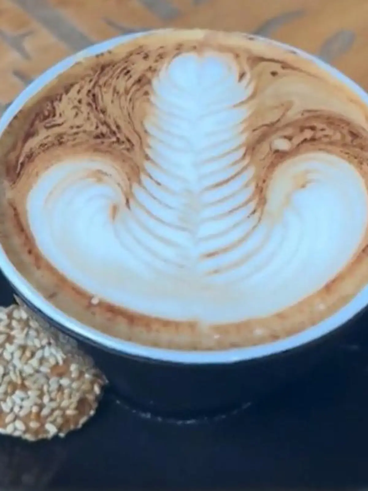 Barista-Art ist schon eine Kunst für sich. Doch als diese Tiktok-Userin ihren Kaffee bekommt staunt sie nicht schlecht: Die angebliche Blume sieht eher aus wie ein männliches Geschlechtsteil.