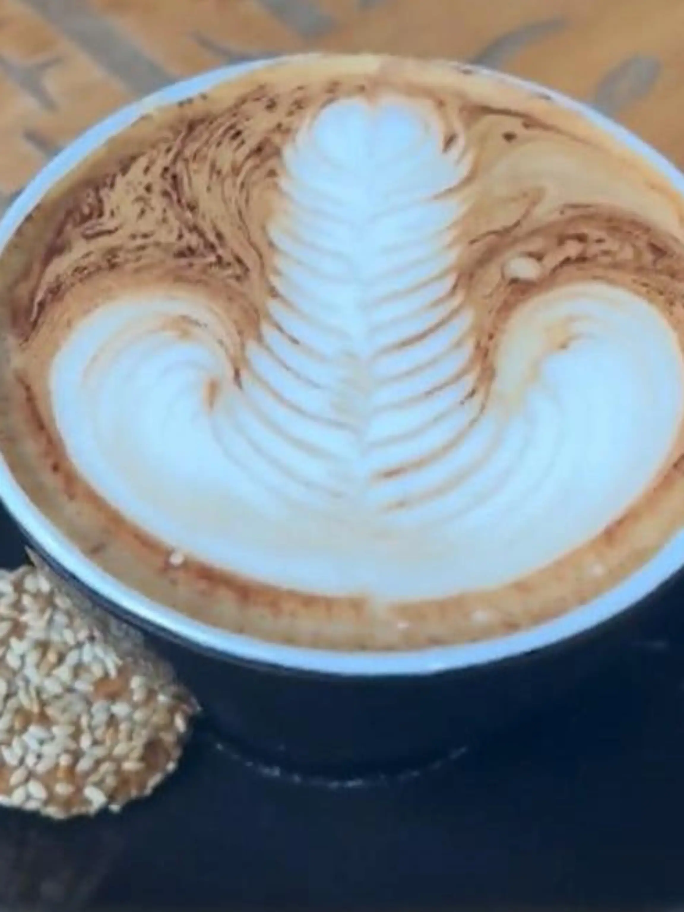 Barista-Art ist schon eine Kunst für sich. Doch als diese Tiktok-Userin ihren Kaffee bekommt staunt sie nicht schlecht: Die angebliche Blume sieht eher aus wie ein männliches Geschlechtsteil.