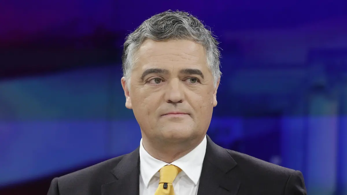 Moderator Matthias Fornoff, Berlin, ZDF, Polit-Talk Maybrit Illner Thema:Trumps Egotrip. Mauern gegen den Rest der Welt? 02.02.2017
presenter Matthias Berlin ZDF Polit Talk Maybrit Illner Theme Trumps Walls against the Rest the World 02 02 2017