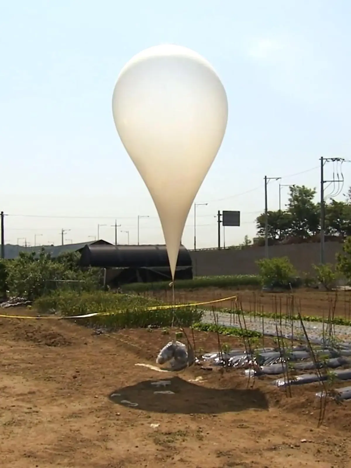 Er droht mit Atomwaffen und Langstreckenraketen, und jetzt hat sich Nordkoreas Diktator Kim Jong-un etwas Neues einfallen lassen: Er schickt solche Luftballons mit Müll und offenbar sogar Kot über die Grenze nach Südkorea.