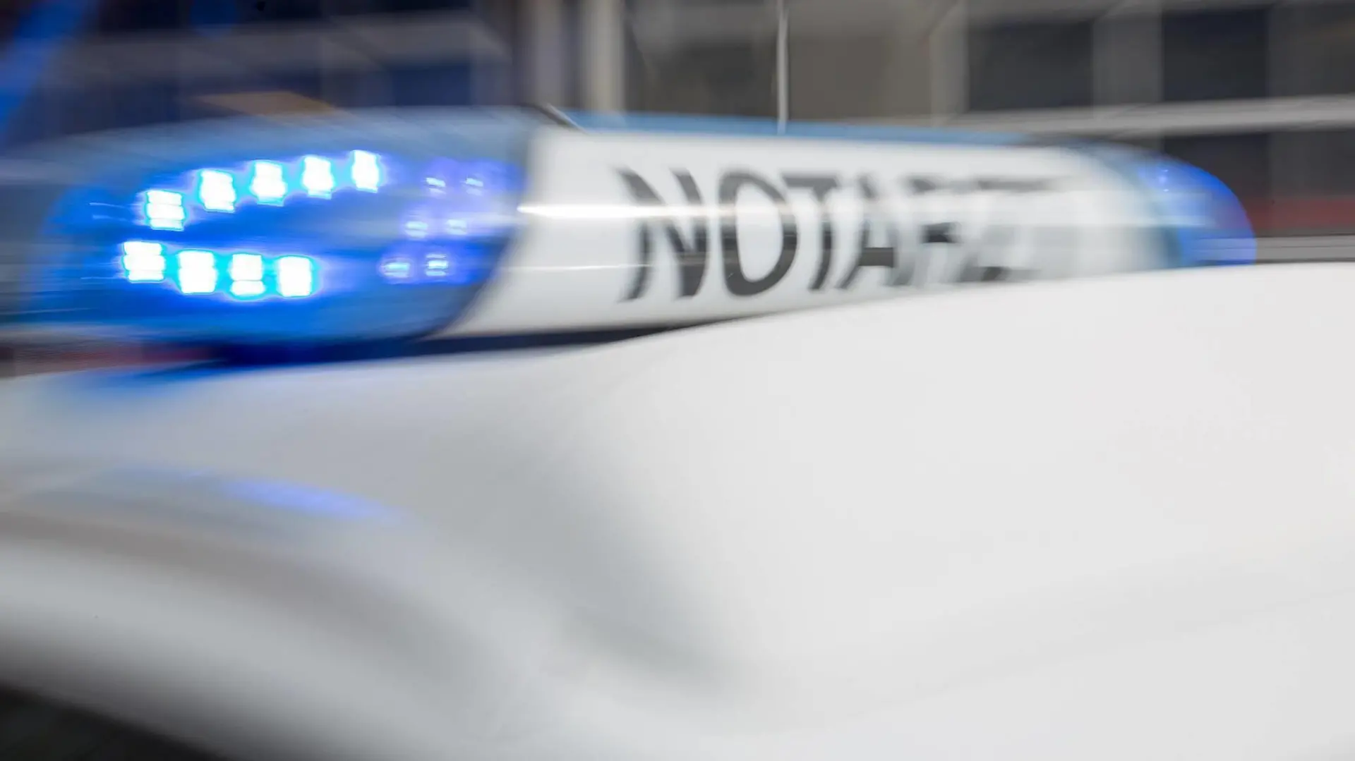 Einsatzfahrzeug auf dem Weg zum Einsatz, Mit eingeschaltetem Blaulicht fährt ein Notarzteinsatzfahrzeug des DRK Kreisverbandes Heidenheim zum Einsatz. Aufnahme mit langer Belichtungszeit Heidenheim an der Brenz Baden-Württemberg Deutschland Heidenheim an der Brenz *** Emergency vehicle on its way to deployment, With the blue light switched on, an emergency ambulance of the DRK Kreisverband Heidenheim drives to deployment Heidenheim an der Brenz Baden Württemberg Germany Heidenheim an der Brenz for a long exposure time Copyright: xxonw-images.de/MarkusxBrandhuberx
