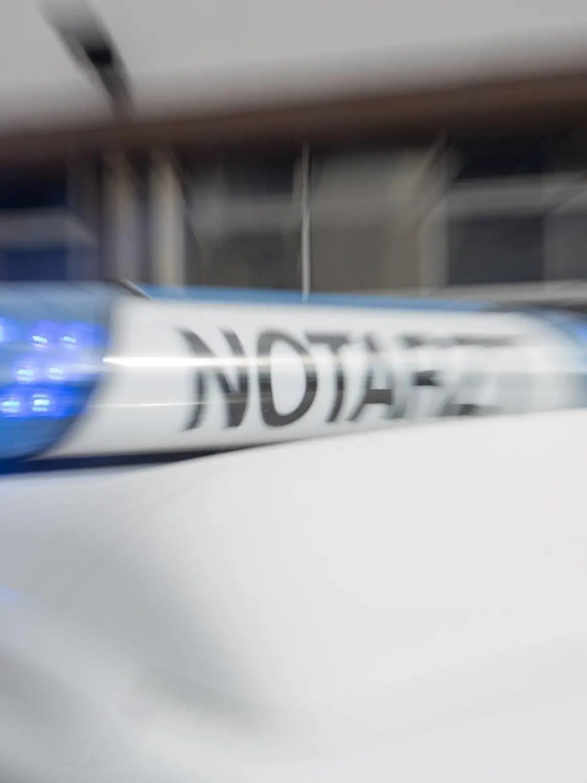  Einsatzfahrzeug auf dem Weg zum Einsatz, Mit eingeschaltetem Blaulicht fährt ein Notarzteinsatzfahrzeug des DRK Kreisverbandes Heidenheim zum Einsatz. Aufnahme mit langer Belichtungszeit Heidenheim an der Brenz Baden-Württemberg Deutschland Heidenheim an der Brenz *** Emergency vehicle on its way to deployment, With the blue light switched on, an emergency ambulance of the DRK Kreisverband Heidenheim drives to deployment Heidenheim an der Brenz Baden Württemberg Germany Heidenheim an der Brenz for a long exposure time Copyright: xxonw-images.de/MarkusxBrandhuberx