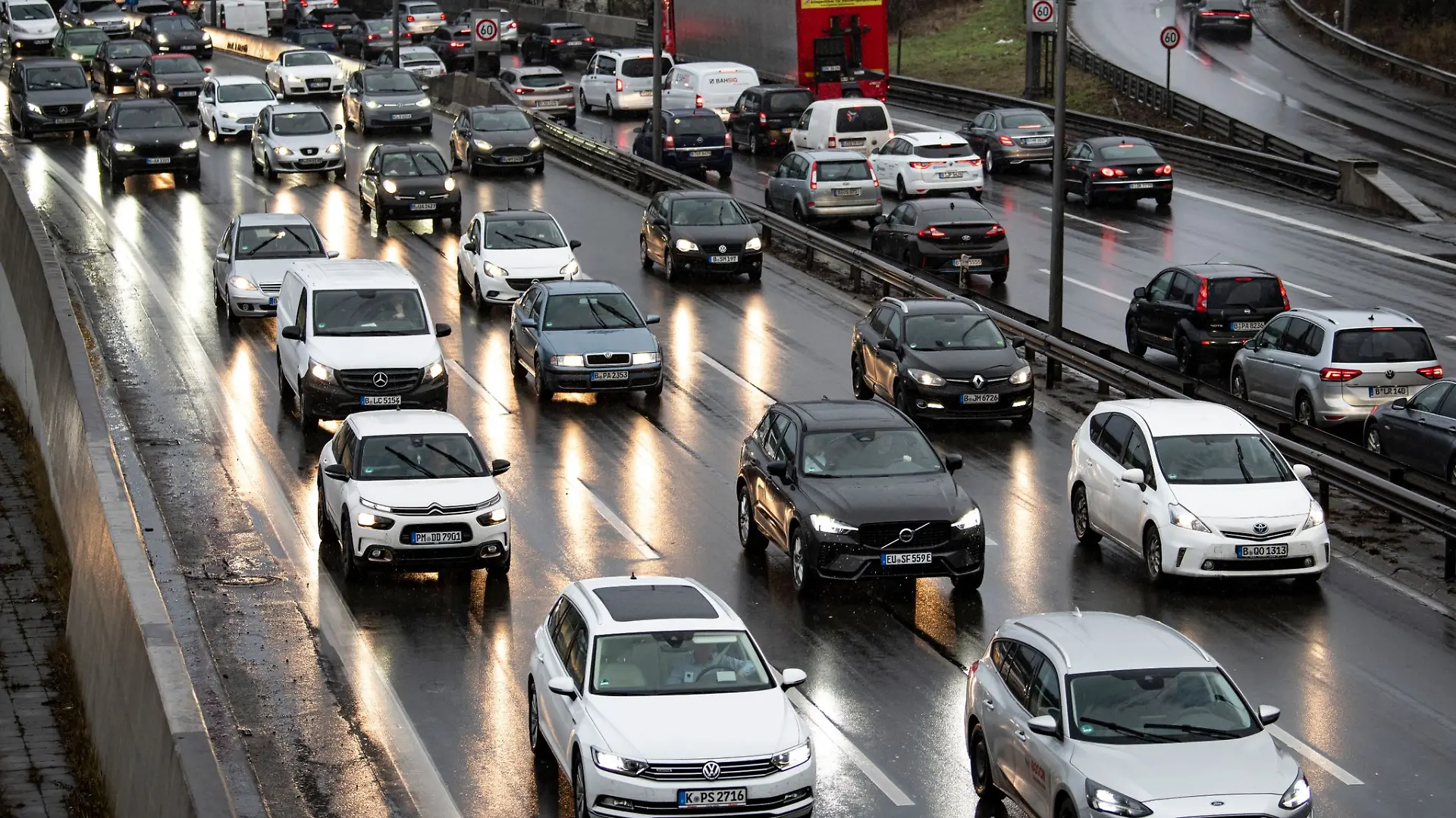 Fahrzeuge stauen sich auf einer Autobahn.