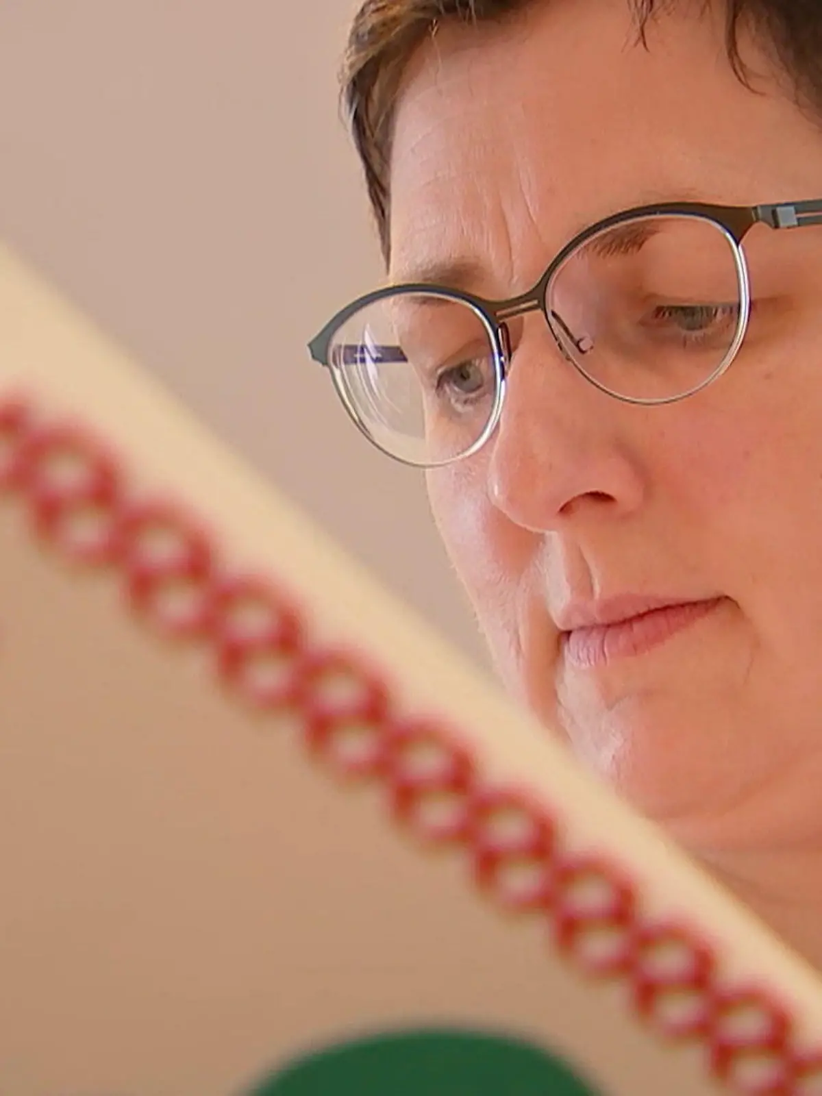 Als Quereinsteigerin hat Dixie Rolf (48) vertretungsweise Musik unterrichtet. Doch nun soll damit Schluss sein. Das zuständige Ministerium verbietet der Vertretungslehrerin, weiterhin zu unterrichten. Lieber nimmt man in Kauf, dass der Unterricht von nun an gänzlich ausfällt. Mit welcher Begründung?