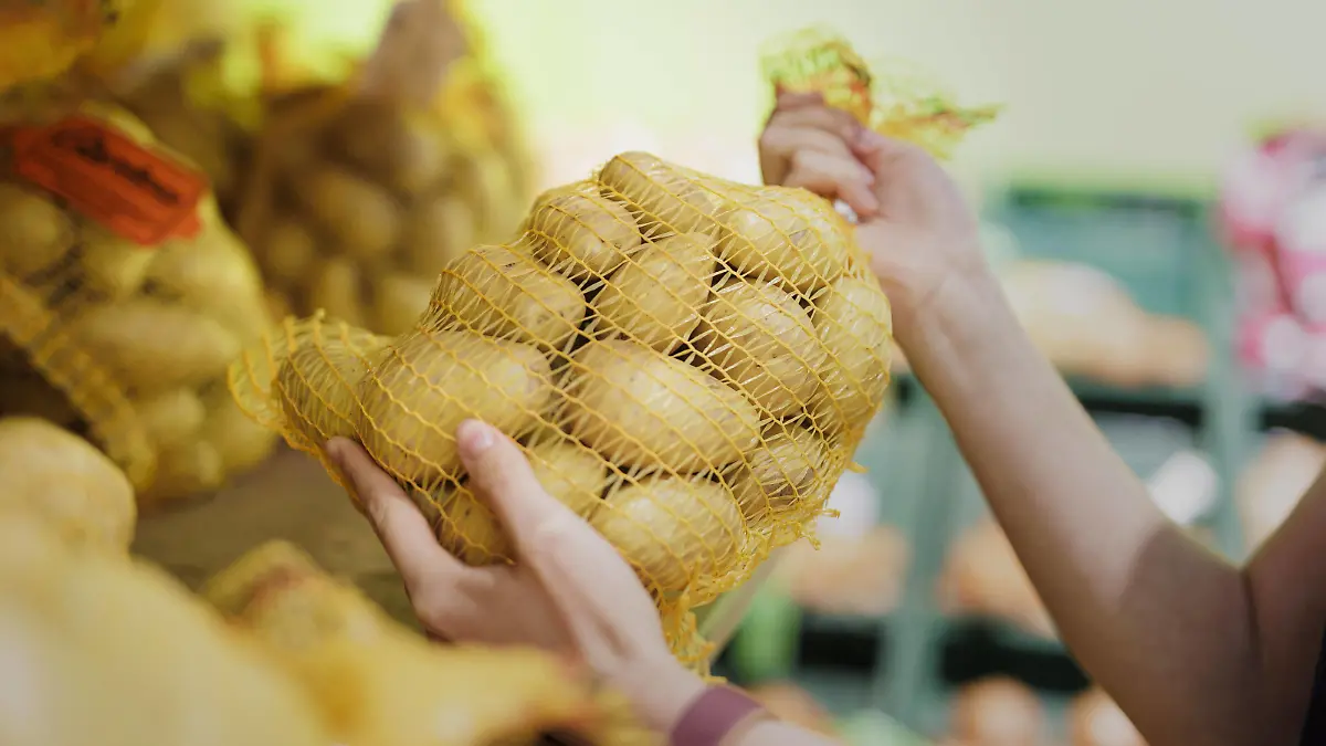  Kartoffeln im Supermarkt. Radevormwald Deutschland *** Potatoes in supermarket Radevormwald Germany Copyright: xUtexGrabowsky/photothek.dex