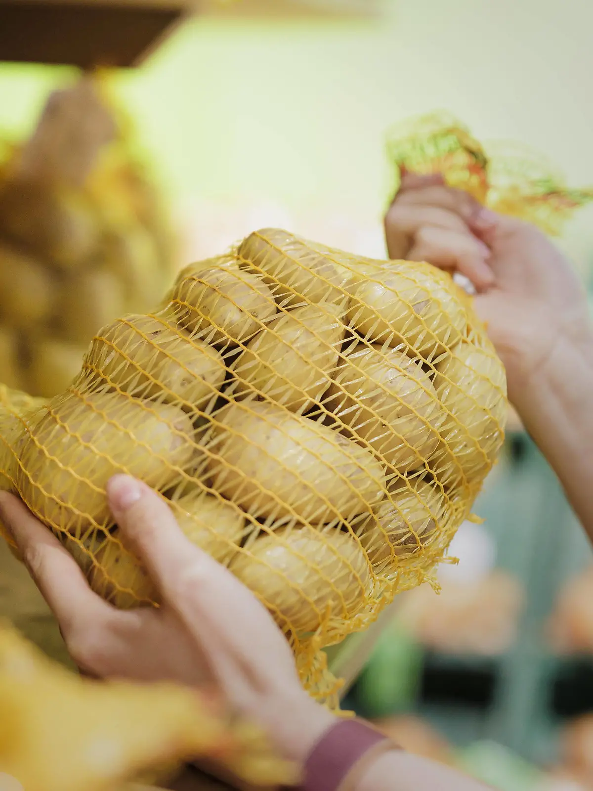  Kartoffeln im Supermarkt. Radevormwald Deutschland *** Potatoes in supermarket Radevormwald Germany Copyright: xUtexGrabowsky/photothek.dex
