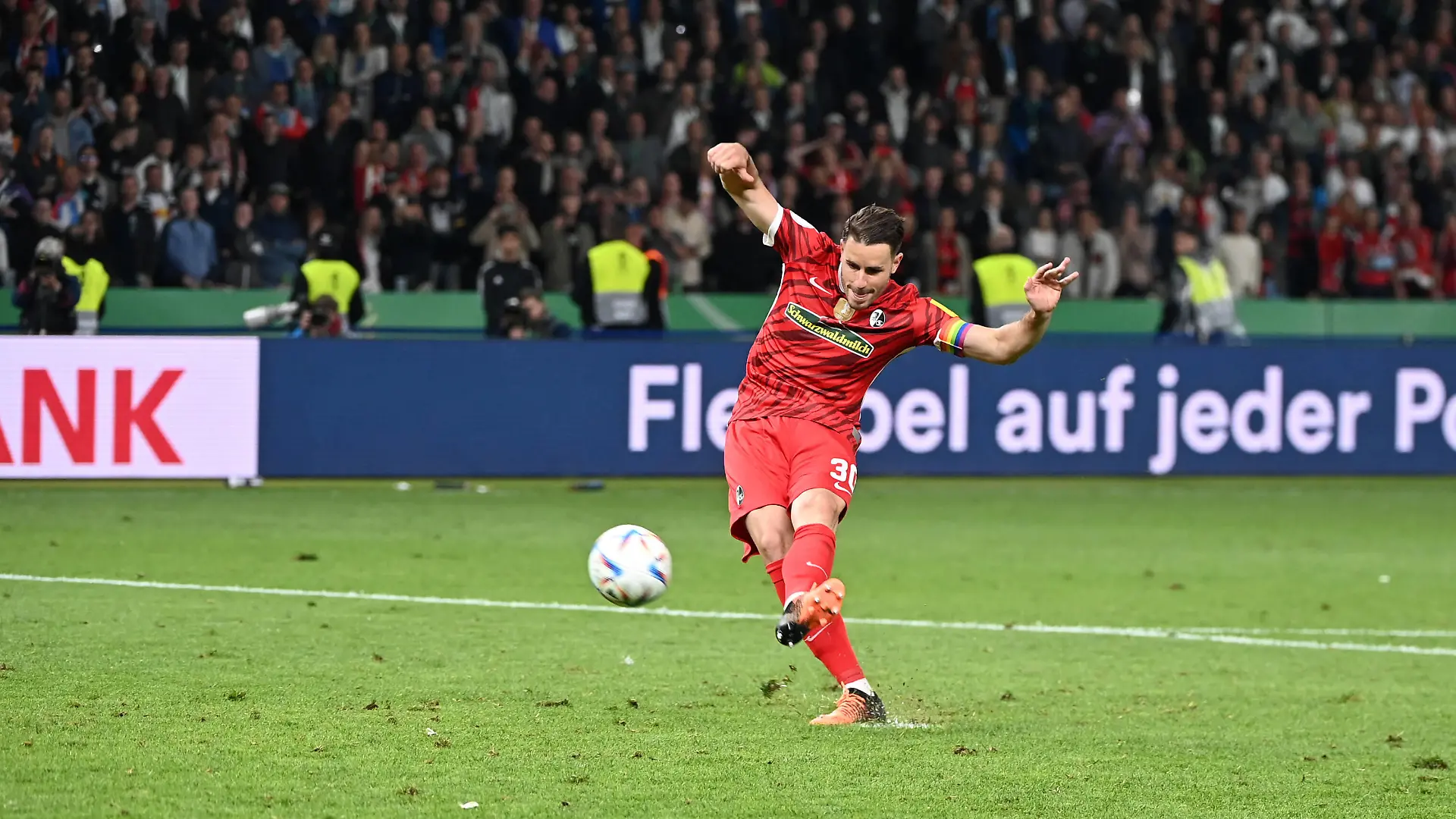  Fussball, Herren, Saison 2021/2022, 79. Finale um den DFB-Pokal in Berlin, SC Freiburg - RB Leipzig, Christian Günther SC Freiburg verschießt im Elfmeterschießen, 21.05. 2022, *** Football, men, season 2021 2022, 79 final of the DFB Cup in Berlin, SC Freiburg RB Leipzig, Christian Günther SC Freiburg misses in penalty shootout, 21 05 2022, Copyright: xMatthiasxKochx