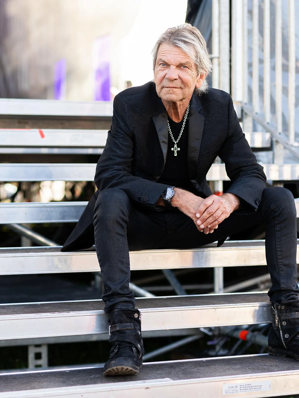 ARCHIV - 07.07.2023, Niedersachsen, Wunstorf: Der Sänger Matthias Reim sitzt vor seinem Konzert auf dem Konzertgelände vom Schützenplatz auf einer Treppe. Am 14.07.2023 erscheint sein neues Album "Die Höhepunkte der Arena-Konzerte-Live!". (zu dpa: «Matthias Reim will kürzertreten - mehr Zeit mit der Familie») Foto: Michael Matthey/dpa +++ dpa-Bildfunk +++