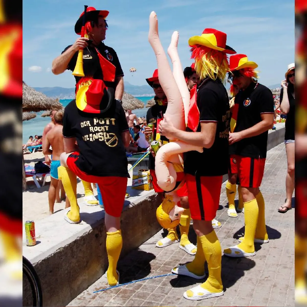 Platja D'Aro: Spanischer Badeort verbietet Sexpuppen und Peniskostme