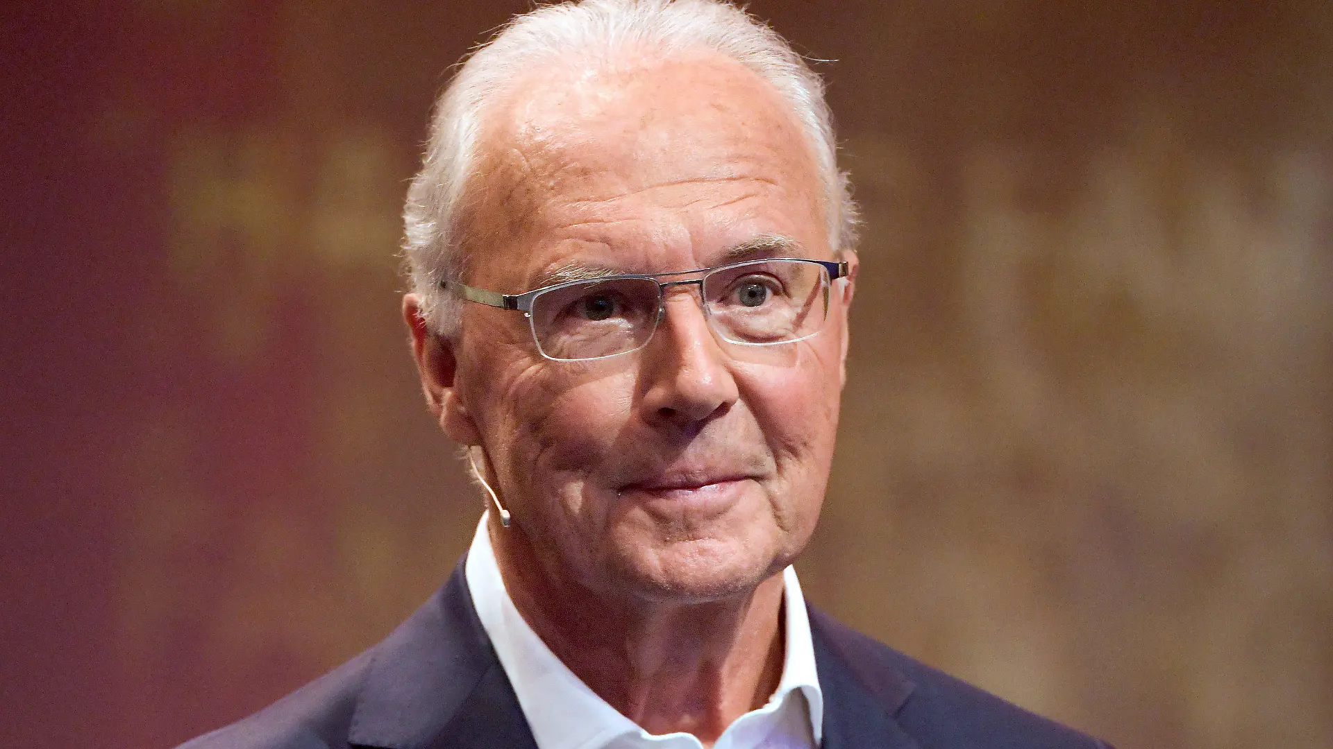 ARCHIV - 01.04.2019, Nordrhein-Westfalen, Dortmund: Franz Beckenbauer, ehemaliger Fußballprofi und ehemaliger Bundestrainer, nimmt an der Gala zur Einweihung der Hall of Fame des deutschen Fußballs im Deutschen Fußballmuseum teil. (zu dpa: «Zitat: Fußball-Ikone Franz Beckenbauer zu seiner Autogramm-Post») Foto: Ina Fassbender/dpa +++ dpa-Bildfunk +++