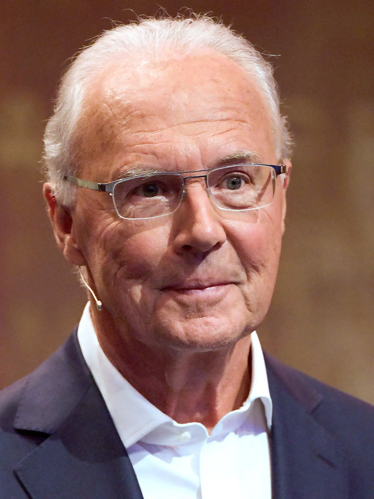 ARCHIV - 01.04.2019, Nordrhein-Westfalen, Dortmund: Franz Beckenbauer, ehemaliger Fußballprofi und ehemaliger Bundestrainer, nimmt an der Gala zur Einweihung der Hall of Fame des deutschen Fußballs im Deutschen Fußballmuseum teil. (zu dpa: «Zitat: Fußball-Ikone Franz Beckenbauer zu seiner Autogramm-Post») Foto: Ina Fassbender/dpa +++ dpa-Bildfunk +++