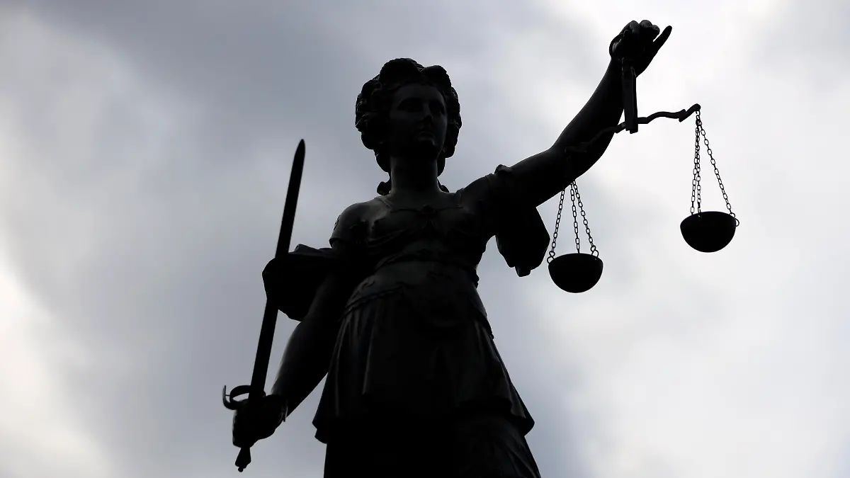 Die Justitia auf dem Gerechtigkeitsbrunnen auf dem Römerberg. Justitia stand in der römischen Mythologie für die ausgleichende Gerechtigkeit und steht in der Neuzeit für die strafende Gerechtigkeit oder das Rechtswesen an sich. (Themenbild, Symbolbild) Frankfurt am Main, 16.05.2021