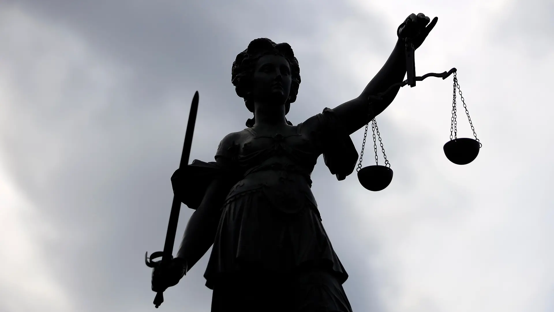 Die Justitia auf dem Gerechtigkeitsbrunnen auf dem Römerberg. Justitia stand in der römischen Mythologie für die ausgleichende Gerechtigkeit und steht in der Neuzeit für die strafende Gerechtigkeit oder das Rechtswesen an sich. (Themenbild, Symbolbild) Frankfurt am Main, 16.05.2021