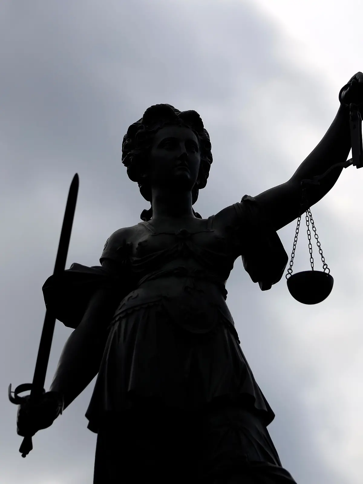 Die Justitia auf dem Gerechtigkeitsbrunnen auf dem Römerberg. Justitia stand in der römischen Mythologie für die ausgleichende Gerechtigkeit und steht in der Neuzeit für die strafende Gerechtigkeit oder das Rechtswesen an sich. (Themenbild, Symbolbild) Frankfurt am Main, 16.05.2021
