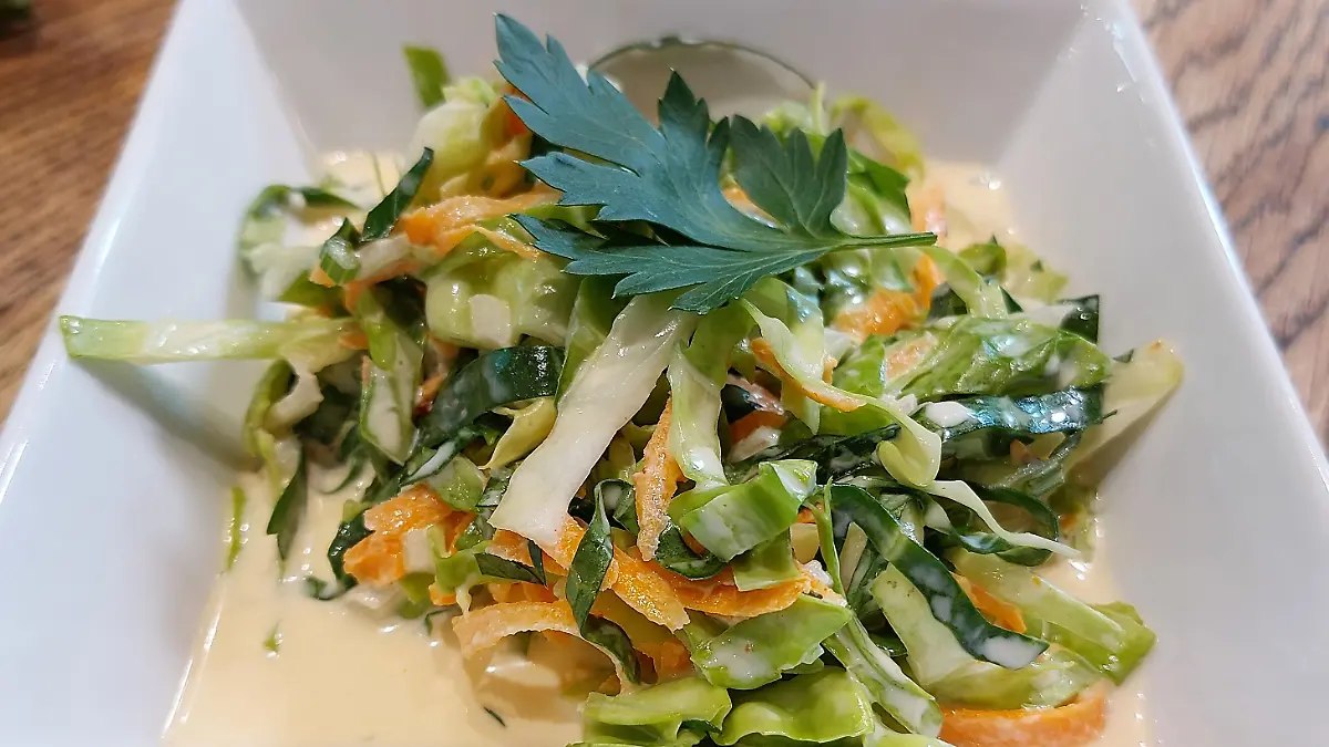 Der erfrischende Spitzkohl-Krautsalat schmeckt besonders gut an einem warmen Sommertag.