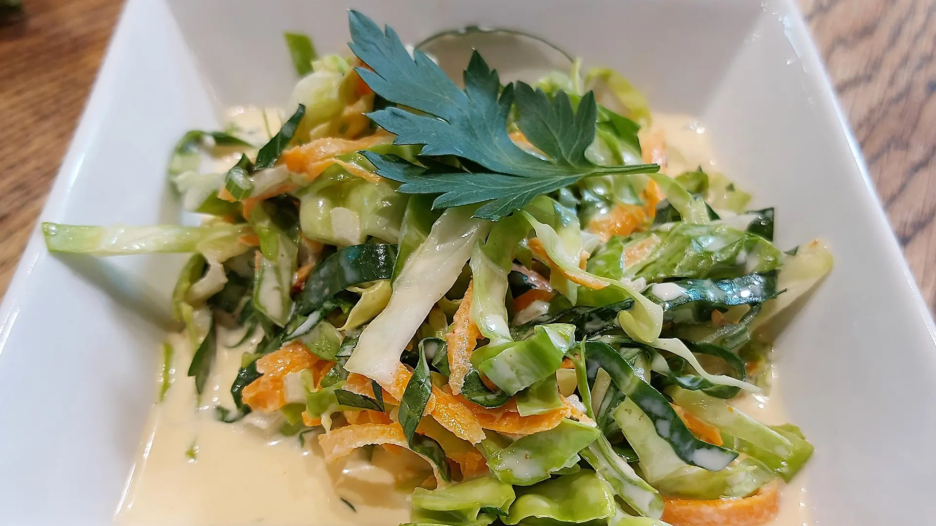 Der erfrischende Spitzkohl-Krautsalat schmeckt besonders gut an einem warmen Sommertag.