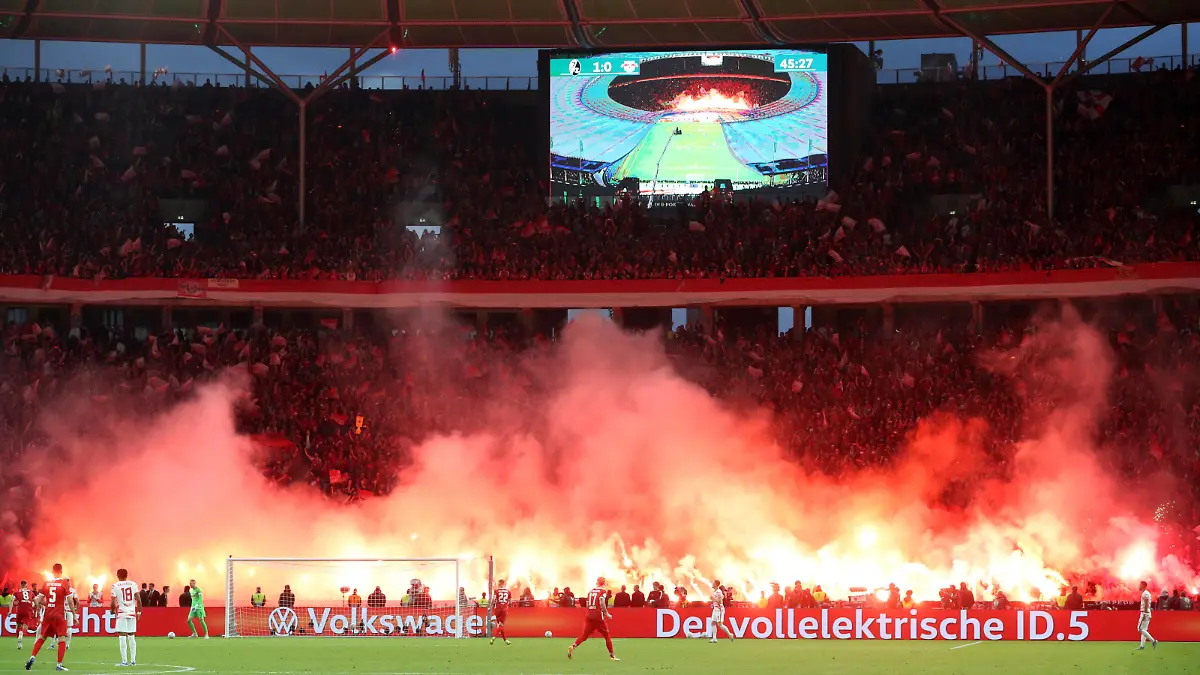 Pokalfinale / Freiburg - RB Leipzig / 21.05.2022 Berlin, 21.05.2022, Olympiastadion, Fussball, DFB Pokalfinale , SC Freiburg vs. RB Leipzig , Im Bild: Feuerwerk im Freiburger Fanblock , DFB regulations prohibit any use of photographs as image sequences and/or quasi-video. , *** Cup Final Freiburg RB Leipzig 21 05 2022 Berlin, 21 05 2022, Olympiastadion, Football, DFB Cup Final , SC Freiburg vs RB Leipzig , In picture fireworks in Freiburg fan block , DFB regulations prohibit any use of photographs as image sequences and or quasi video , 