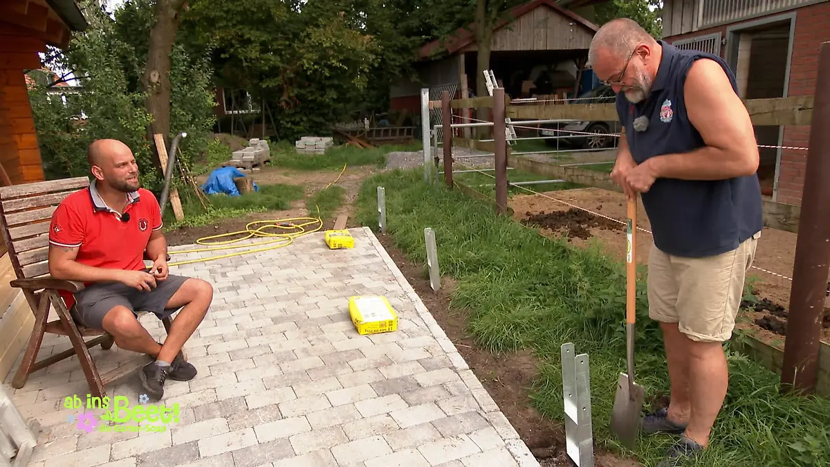 Dennis hat Rücken - Frank muss Löcher buddeln Viel harte Arbeit