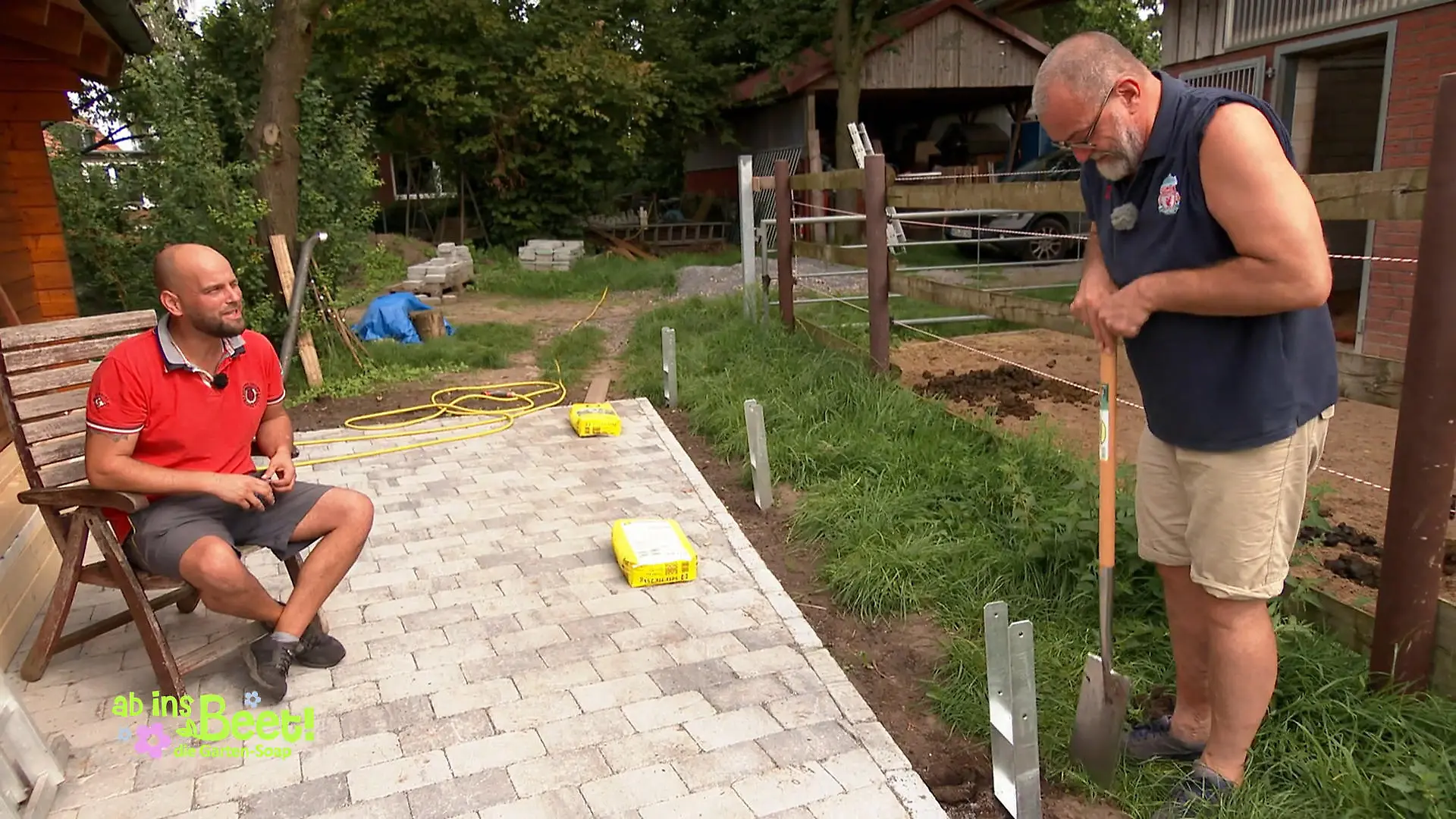 Dennis hat Rücken - Frank muss Löcher buddeln Viel harte Arbeit
