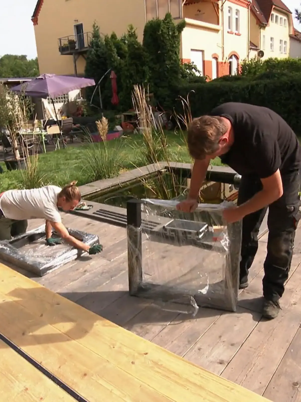 Bild zu: "Selbstgebauter Tisch für die Pool-Terrasse"