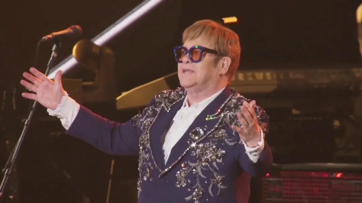 Hier steht Elton John ein letztes Mal auf der großen Bühne Goodbye, Rocketman!