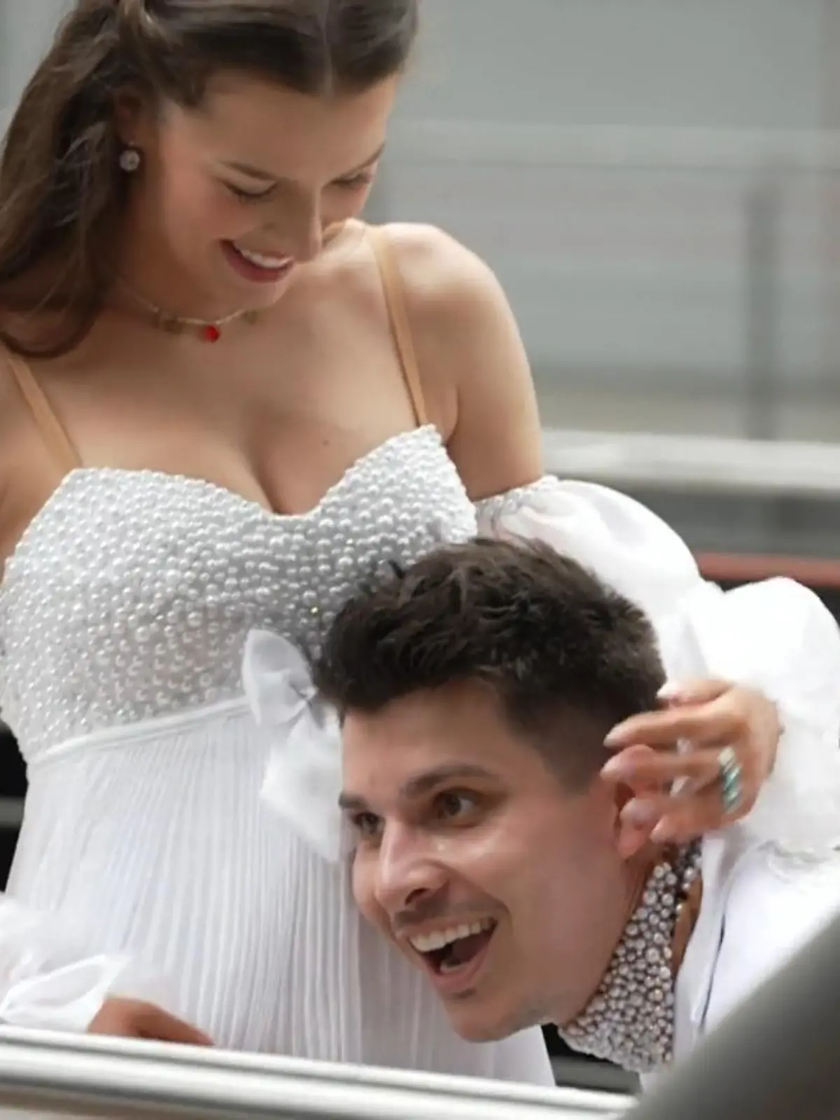 Bild zu: "So hält das Gender Reveal der Ionels das Team auf Trab"