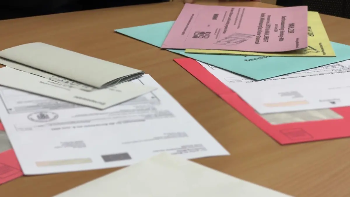 In Hamburg heißt es: Europa- UND Bezirksversammlungswahl - und damit viel Papierkram.