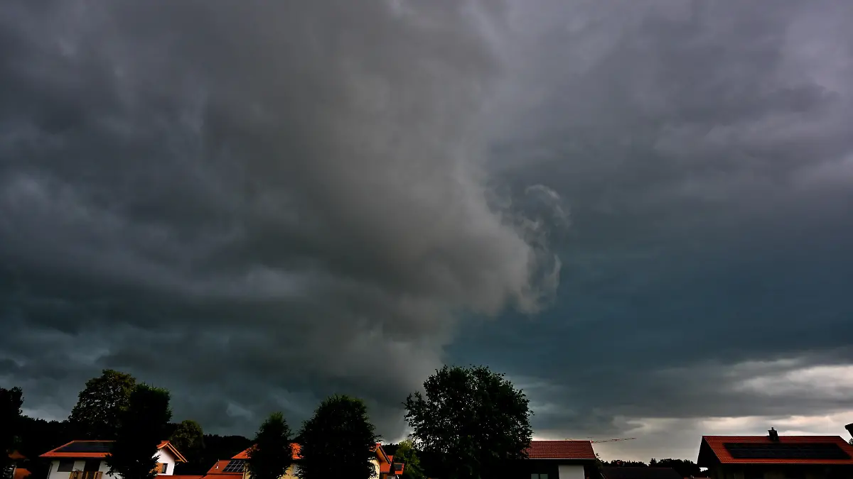 Da braut sich was zusammen. Starke Windböen treiben die Gewitterwolken vor sich her. Siegsdorf Bayern Deutschland *** Something is brewing Strong gusts of wind drive the thunderclouds in front of them Siegsdorf Bavaria Germany Copyright: xRolfxPossx