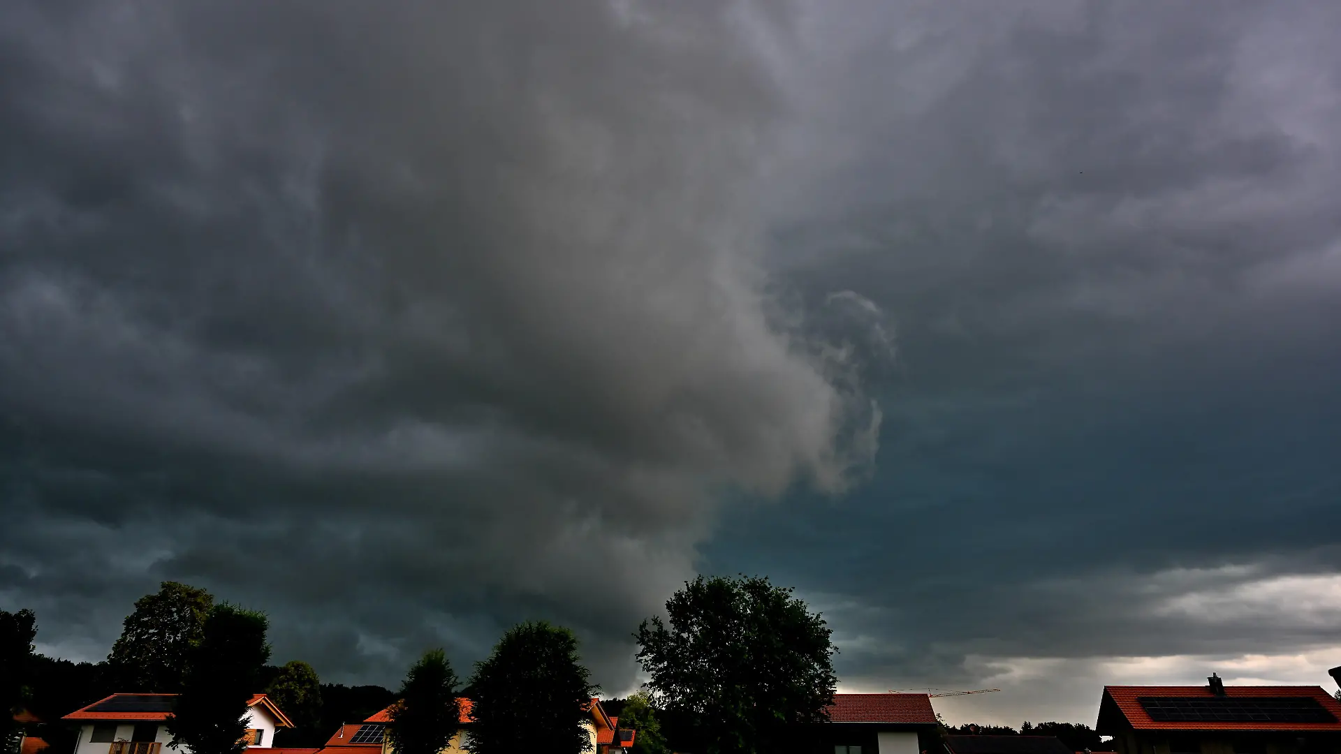 Da braut sich was zusammen. Starke Windböen treiben die Gewitterwolken vor sich her. Siegsdorf Bayern Deutschland *** Something is brewing Strong gusts of wind drive the thunderclouds in front of them Siegsdorf Bavaria Germany Copyright: xRolfxPossx