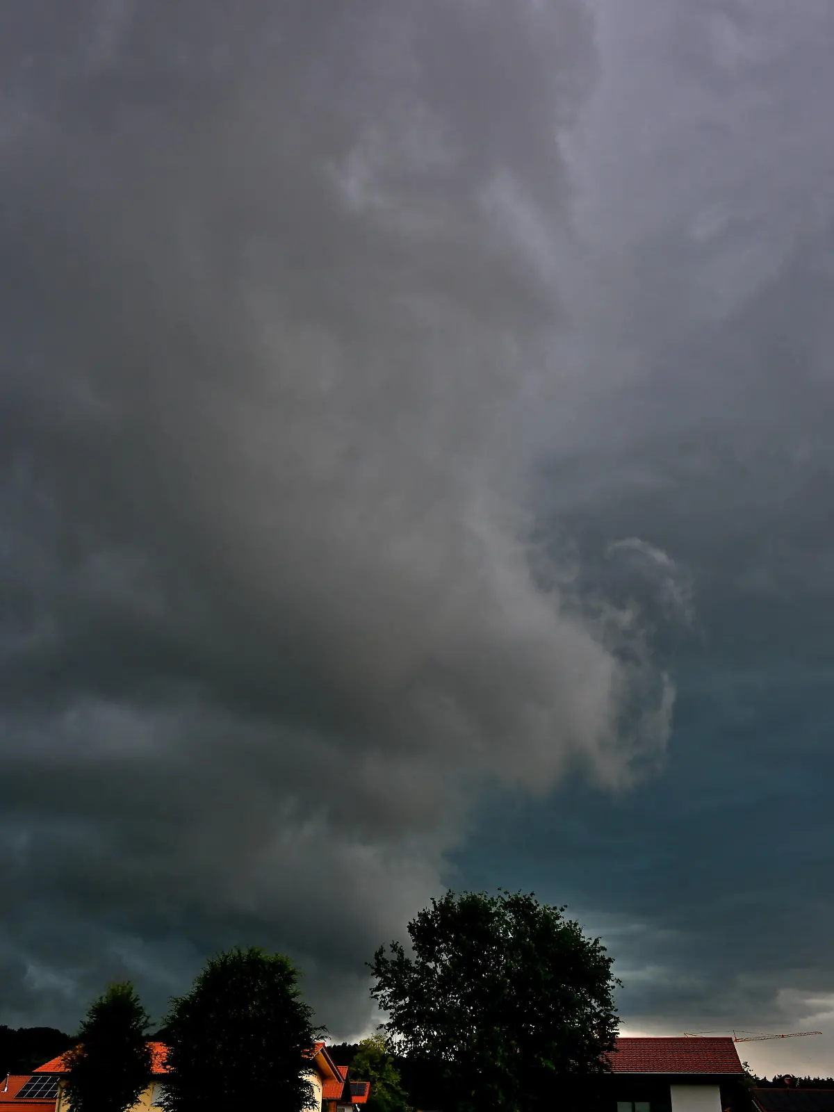 Da braut sich was zusammen. Starke Windböen treiben die Gewitterwolken vor sich her. Siegsdorf Bayern Deutschland *** Something is brewing Strong gusts of wind drive the thunderclouds in front of them Siegsdorf Bavaria Germany Copyright: xRolfxPossx