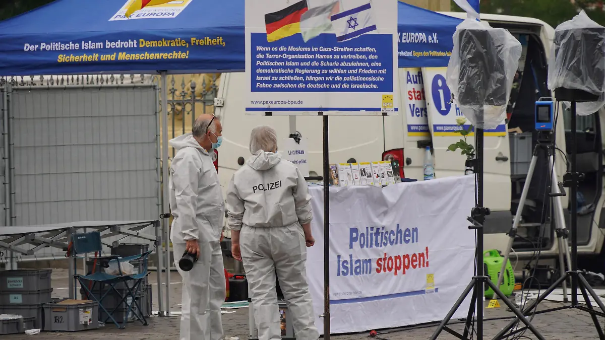 Police investigators work at the scene where a man attacked people at a far right-wing information stand of the Buergerbewegung Pax Europa (BPE) in the central market of the city of Mannheim, Germany, May 31, 2024. REUTERS/Timm Reichert