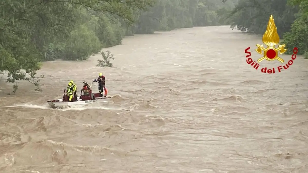 HANDOUT - 31.05.2024, Italien, Premariacco: Die von der italienischen Feuerwehr herausgegeben Aufnahme zeigt Einsatzkräfte der italienischen Feuerwehr die in dem Fluss Natisone nach drei Vermissten suchen.. Foto: -/Vigili Del Fuoco/dpa +++ dpa-Bildfunk +++