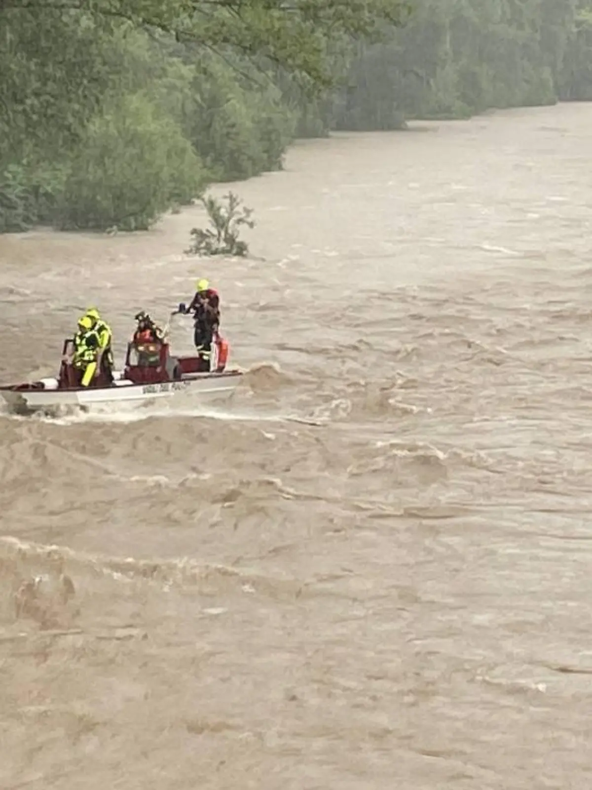 HANDOUT - 31.05.2024, Italien, Premariacco: Die von der italienischen Feuerwehr herausgegeben Aufnahme zeigt Einsatzkräfte der italienischen Feuerwehr die in dem Fluss Natisone nach drei Vermissten suchen.. Foto: -/Vigili Del Fuoco/dpa +++ dpa-Bildfunk +++