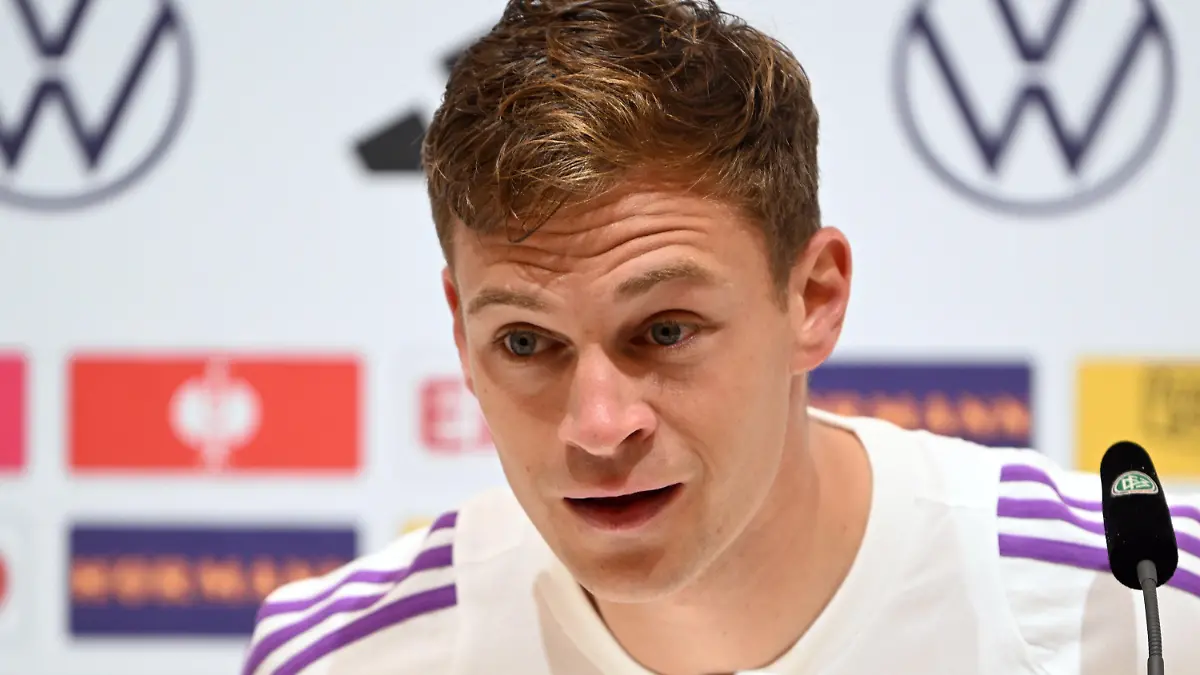 01.06.2024, Bayern, Herzogenaurach: Fußball: Nationalmannschaft, EM-Vorbereitung, Pressekonferenz der DFB-Auswahl im Homeground. Deutschlands Joshua Kimmich beantwortet die Fragen von Journalisten. Foto: Federico Gambarini/dpa - WICHTIGER HINWEIS: Gemäß den Vorgaben der DFL Deutsche Fußball Liga bzw. des DFB Deutscher Fußball-Bund ist es untersagt, in dem Stadion und/oder vom Spiel angefertigte Fotoaufnahmen in Form von Sequenzbildern und/oder videoähnlichen Fotostrecken zu verwerten bzw. verwerten zu lassen. +++ dpa-Bildfunk +++