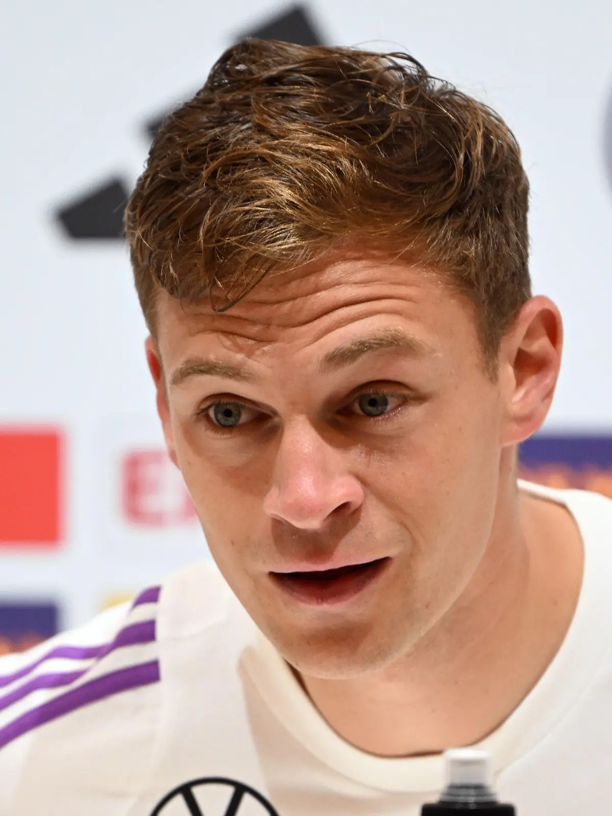 01.06.2024, Bayern, Herzogenaurach: Fußball: Nationalmannschaft, EM-Vorbereitung, Pressekonferenz der DFB-Auswahl im Homeground. Deutschlands Joshua Kimmich beantwortet die Fragen von Journalisten. Foto: Federico Gambarini/dpa - WICHTIGER HINWEIS: Gemäß den Vorgaben der DFL Deutsche Fußball Liga bzw. des DFB Deutscher Fußball-Bund ist es untersagt, in dem Stadion und/oder vom Spiel angefertigte Fotoaufnahmen in Form von Sequenzbildern und/oder videoähnlichen Fotostrecken zu verwerten bzw. verwerten zu lassen. +++ dpa-Bildfunk +++