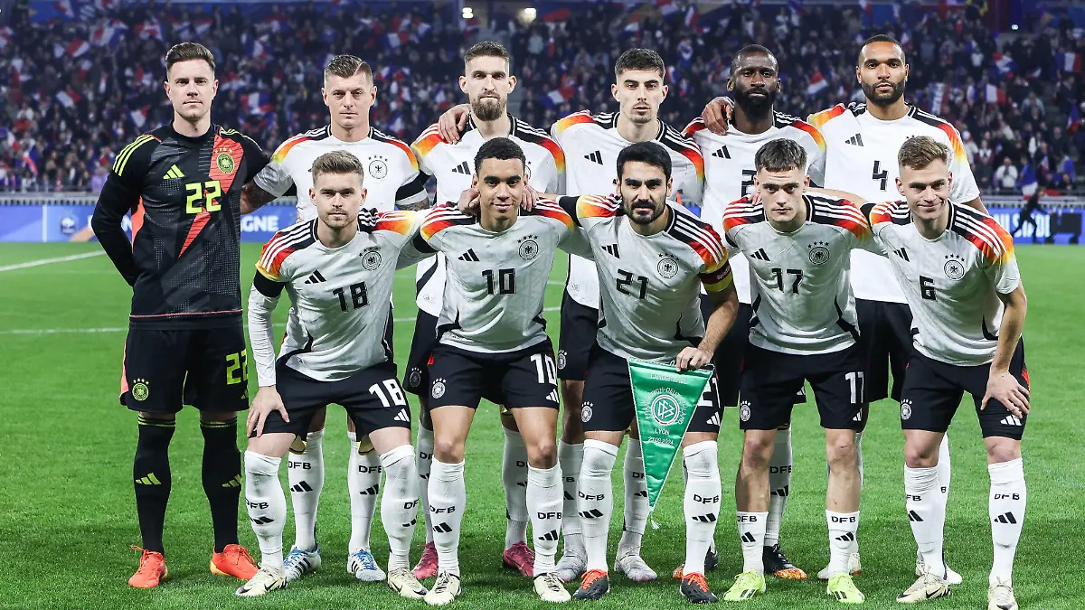 Fussball, UEFA Länderspiel Saison 2023/24 Freundschaftsspiel Frankreich - Deutschland 23.03.2024, Groupama Stadium Lyon Teamfoto Deutschland Hintern Marc-Andre ter Stegen Deutschland, 22 Toni Kroos Deutschland, 8 Robert Andrich Deutschland, 23 Kai Havertz Deutschland, 7 Antonio Rüdiger Deutschland, 2 Jonathan Tah Deutschland, 4 Vorne: Maximilian Mittelstädt Deutschland, 18 Jamal Musiala Deutschland, 10 Ilkay Gündogan Deutschland, 21 Florian Wirtz Deutschland, 17 Joshua Kimmich Deutschland, 6 Lyon Groupama Stadium Frankreich *** Sport, Football, UEFA International match season 2023 24 Friendly match France Germany 23 03 2024, Groupama Stadium Lyon Team photo Germany Back Marc Andre ter Stegen Germany, 22 Toni Kroos Germany, 8 Robert Andrich Germany, 23 Kai Havertz Germany, 7 Antonio Rüdiger Germany, 2 Jonathan Tah Germany, 4 Front Maximilian Mittelstädt Germany, 18 Jamal Musiala Germany, 10 Ilkay Gündogan Germany, 21 Florian Wirtz Germany, 17 Joshua Kimmich Germany, 6 Lyon Groupama Stadium France