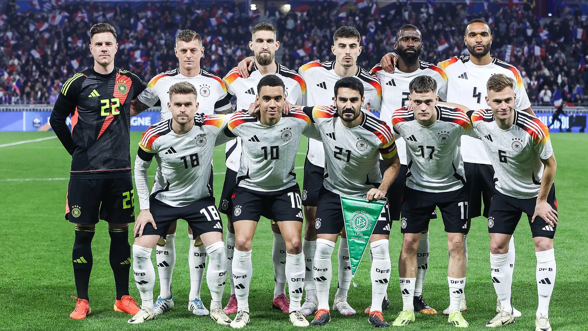 Fussball, UEFA Länderspiel Saison 2023/24 Freundschaftsspiel Frankreich - Deutschland 23.03.2024, Groupama Stadium Lyon Teamfoto Deutschland Hintern Marc-Andre ter Stegen Deutschland, 22 Toni Kroos Deutschland, 8 Robert Andrich Deutschland, 23 Kai Havertz Deutschland, 7 Antonio Rüdiger Deutschland, 2 Jonathan Tah Deutschland, 4 Vorne: Maximilian Mittelstädt Deutschland, 18 Jamal Musiala Deutschland, 10 Ilkay Gündogan Deutschland, 21 Florian Wirtz Deutschland, 17 Joshua Kimmich Deutschland, 6 Lyon Groupama Stadium Frankreich *** Sport, Football, UEFA International match season 2023 24 Friendly match France Germany 23 03 2024, Groupama Stadium Lyon Team photo Germany Back Marc Andre ter Stegen Germany, 22 Toni Kroos Germany, 8 Robert Andrich Germany, 23 Kai Havertz Germany, 7 Antonio Rüdiger Germany, 2 Jonathan Tah Germany, 4 Front Maximilian Mittelstädt Germany, 18 Jamal Musiala Germany, 10 Ilkay Gündogan Germany, 21 Florian Wirtz Germany, 17 Joshua Kimmich Germany, 6 Lyon Groupama Stadium France