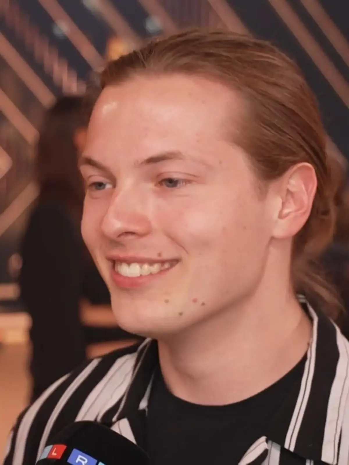 Gabriel Kelly bezieht Stellung zu den Liebesgerüchten mit Profitänzerin Malika Dzumaev.